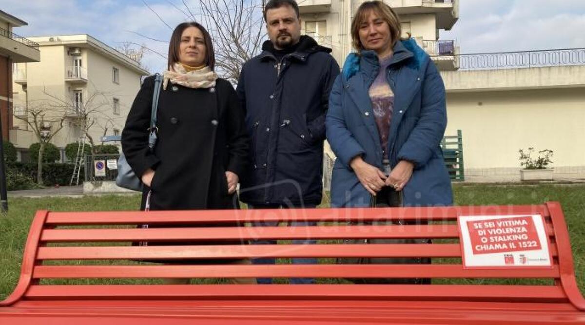 Rimini. Congresso Filcams-Cgil dona alla citt&agrave; una panchina rossa - La panchina rossa donata