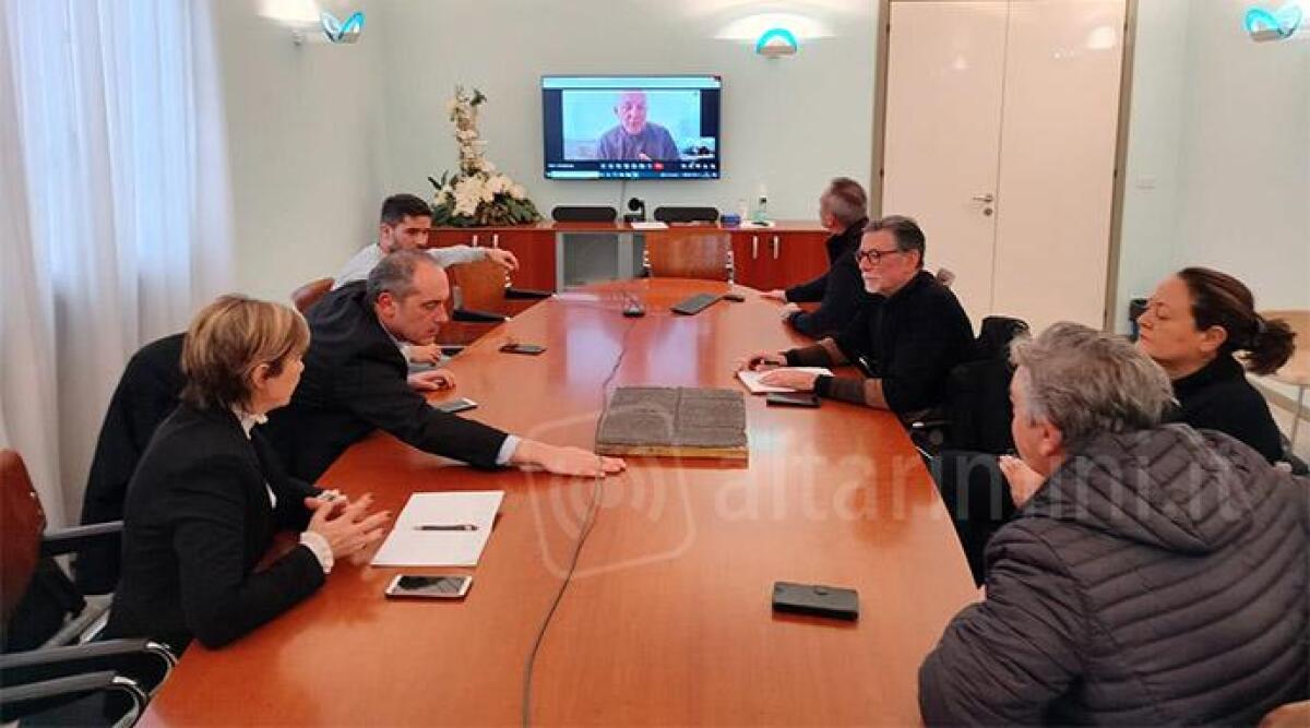 Degrado viale Dante, protesta cittadini coglie il bersaglio: il Comune interverr&agrave; - Un momento dell'incontro