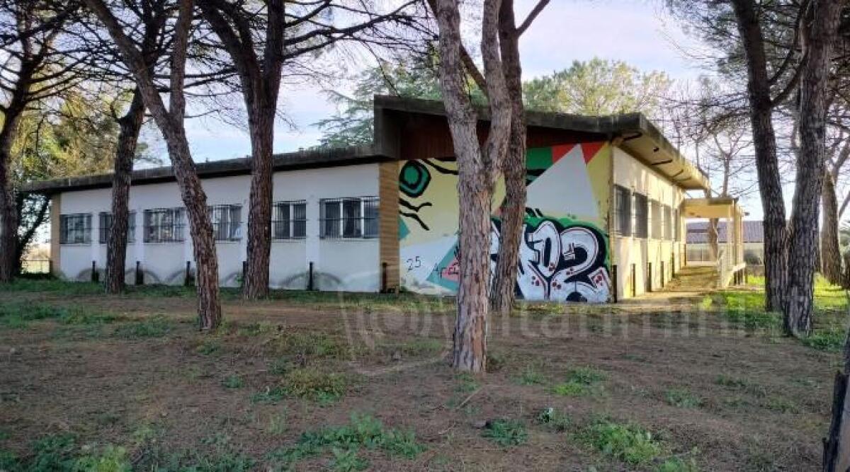 Riccione, ex scuola viale Pavia: al via i lavori di bonifica dall'amianto - Vecchia scuola di Viale Pavia