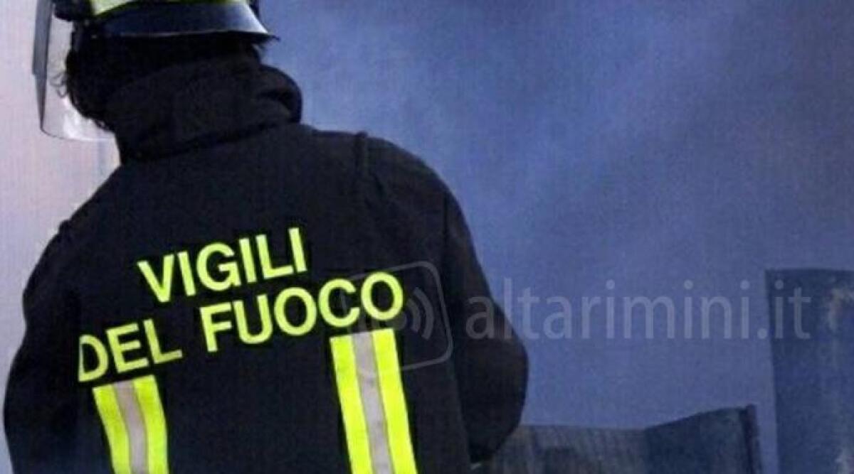 Viale Novafeltria, fiamme nel parcheggio: quattro veicoli carbonizzati - Immagine di repertorio