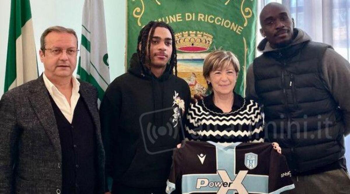 Calcio D, Sant'Angelo: multa di 2.500 euro e una partita a porte chiuse - La sindaca di Riccione Daniela Angelini con Benjamin Mokulu e Arthur Celino Alexandre Pinto Rodriguess