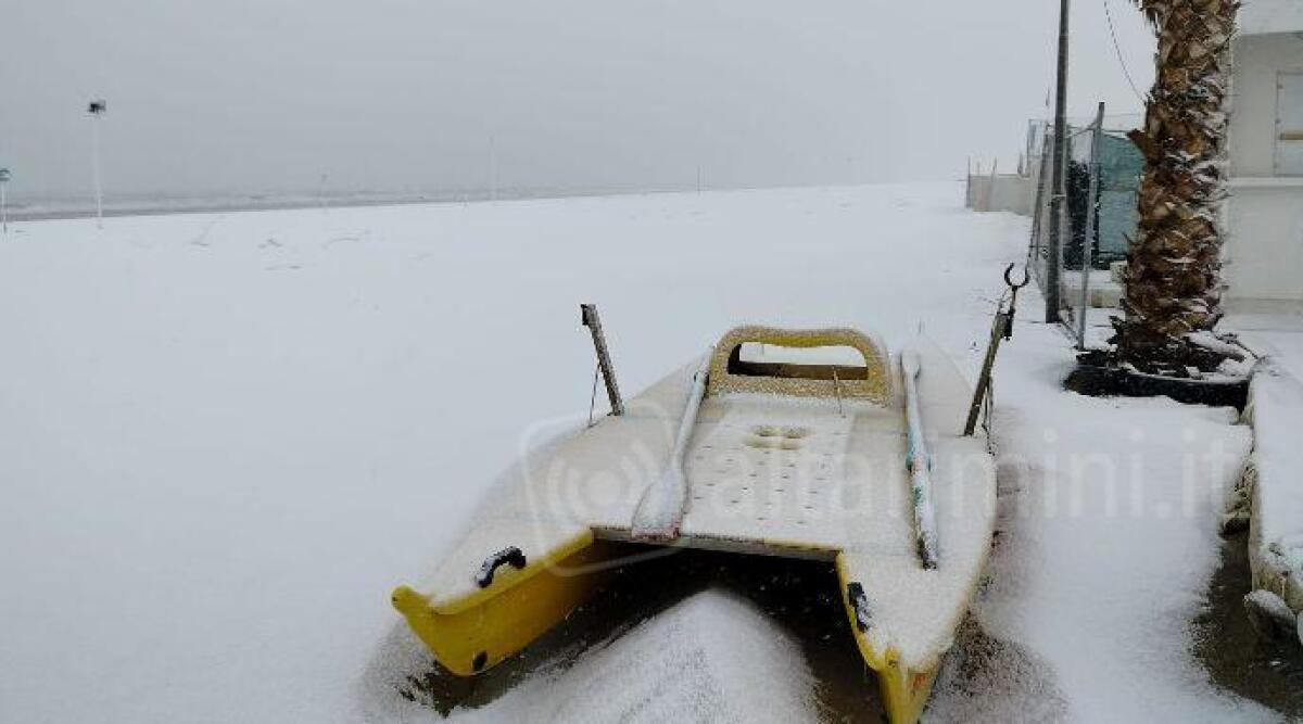 Neve, a Riccione situazione sotto controllo: in sicurezza gli ingressi alle scuole - La spiaggia di Riccione