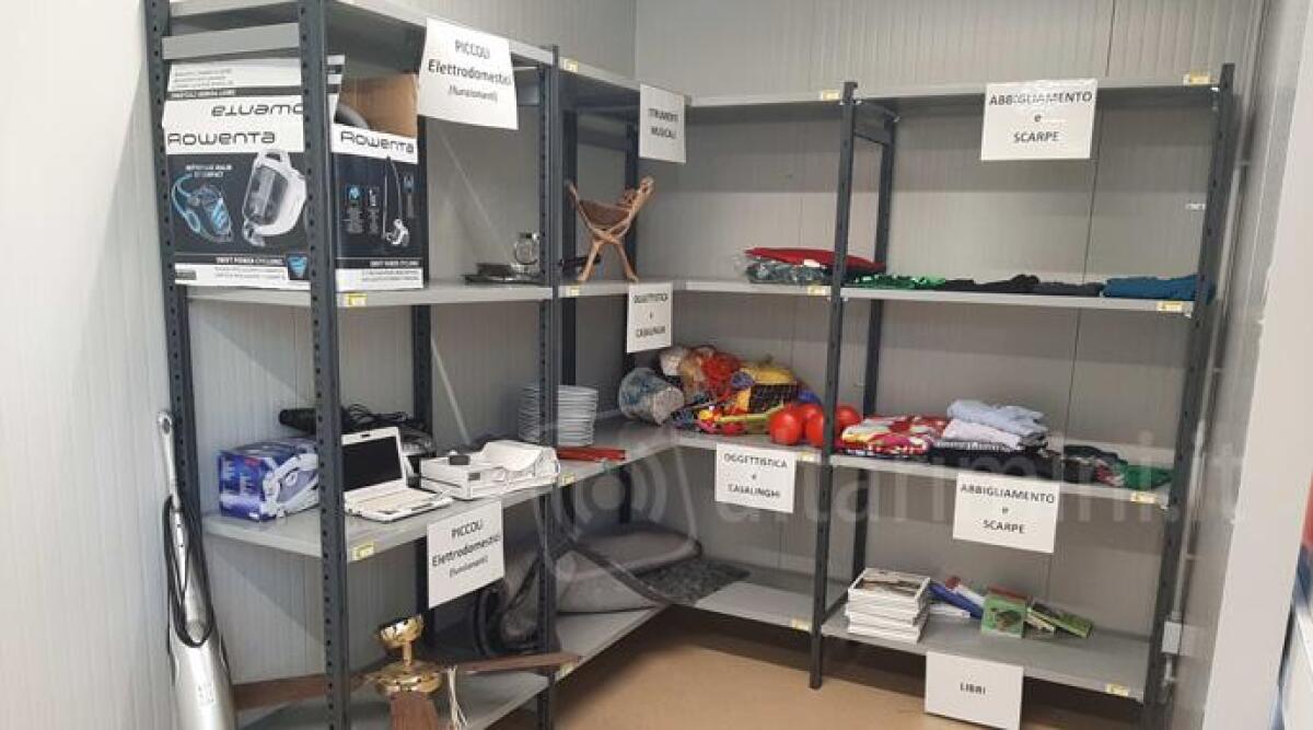 Rimini, tanti oggetti da buttare via trovano una nuova vita nell'Area del Riuso - Alcuni oggetti consegnati all'Area del Riuso