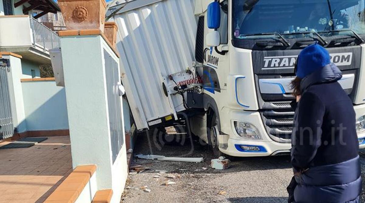 Il rimorchio si stacca e finisce contro il muretto di una abitazione - L'autoarticolato con il rimorchio staccato