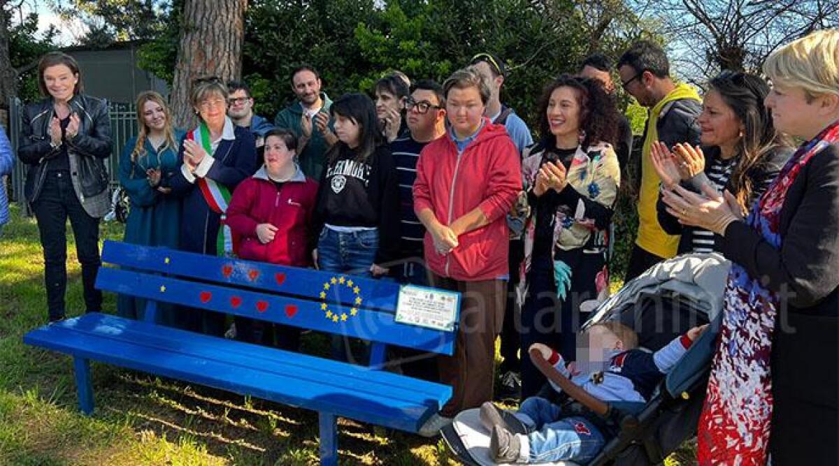 Riccione, inaugurata la panchina dedicata agli angeli del Cuore21 - Un momento dell'inaugurazione