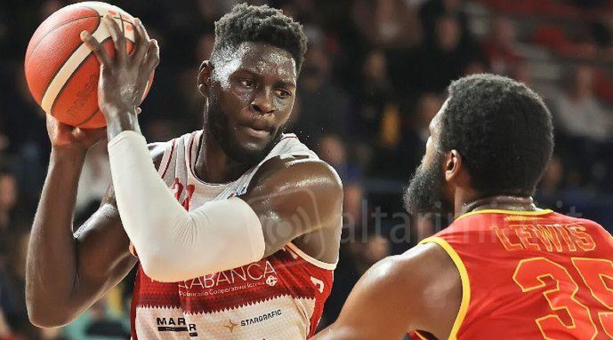 Basket A2, RivieraBanca: il derby di Ravenna &egrave; tuo (76-78) - Per Ogbeide 15 punti (foto De Luigi)