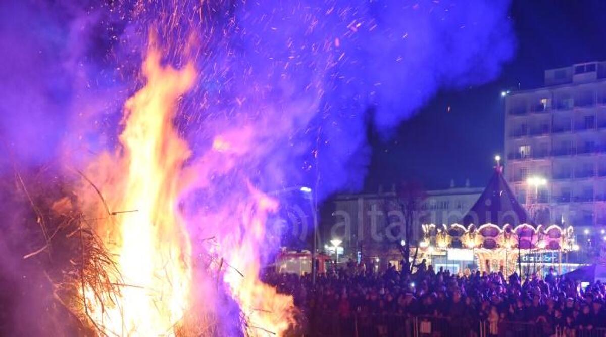 Fugaracia di Riccione: a migliaia attorno al grande fuoco in riva al mare. VIDEO - Fugaracia Riccione