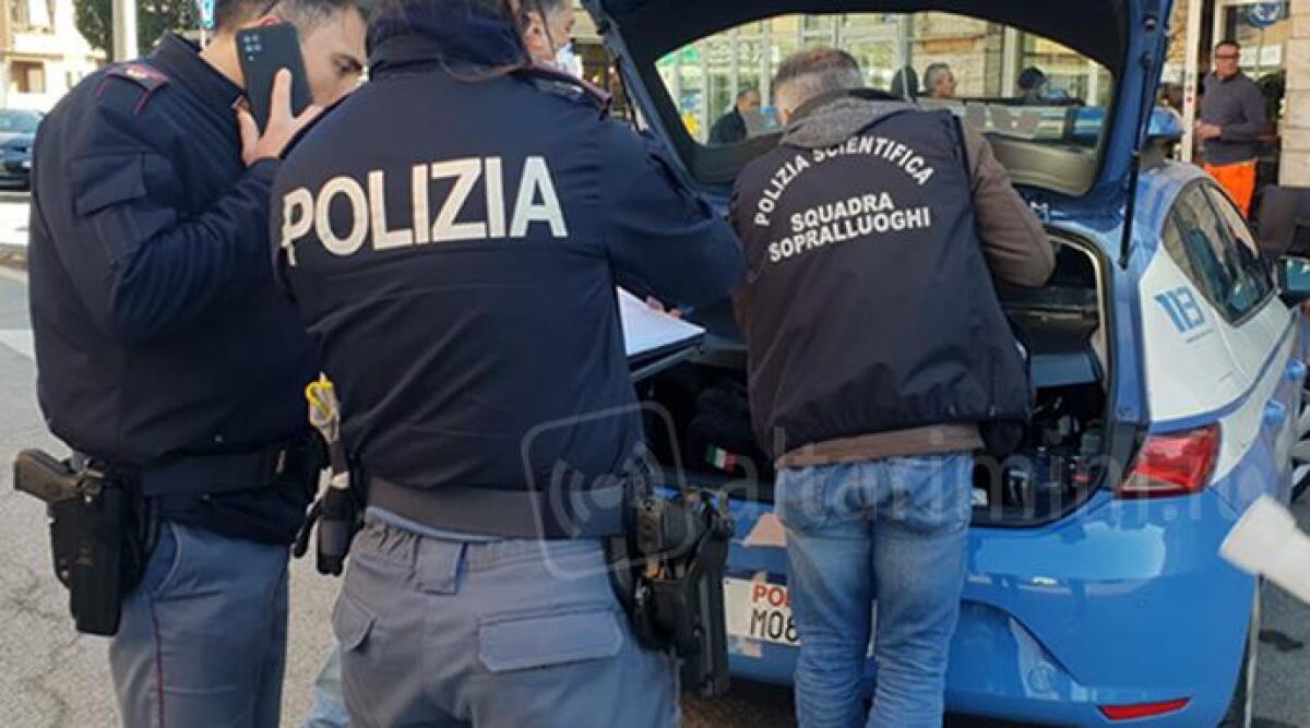 Un coltello insanguinato e tracce ematiche in strada in Centro Storico - Archivio