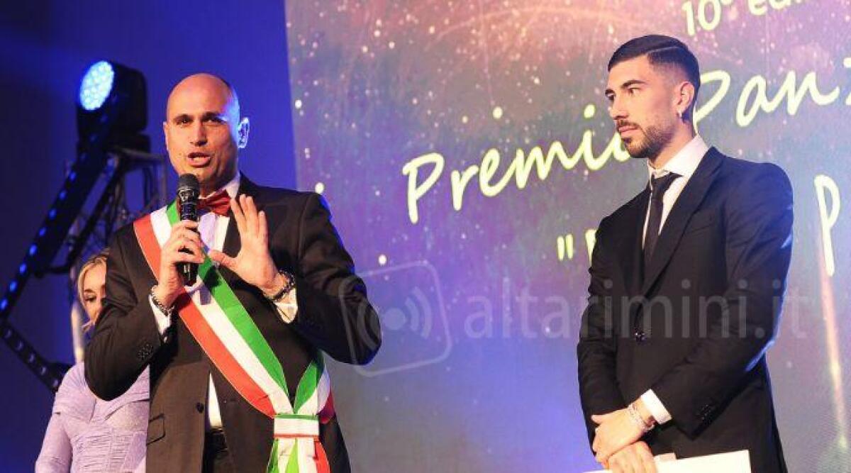 Bellaria, al calciatore Mattia Zaccagni il premio Panzini - Il sindaco Filippo Giorgetti premia Mattia Zaccagni - foto Federica Giorgetti