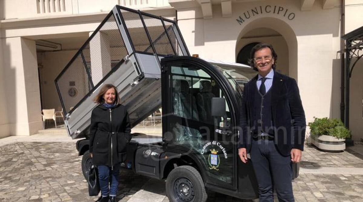 Coriano, un nuovo automezzo elettrico per il Comune finanziato con fondi regionali - L'assessore Pazzaglia e il sindaco Ugolini