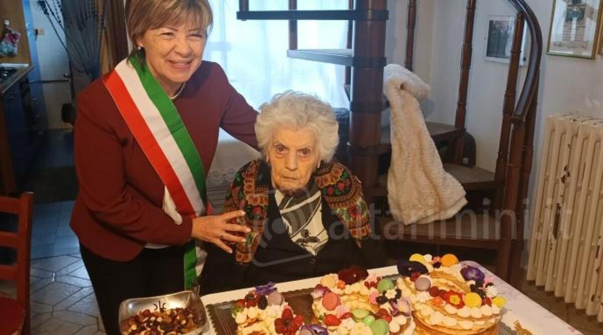 La prima centenaria riccionese del 2023 festeggia con la Sindaca Angelini - La sindaca Daniela Angelini e Pasquina Casadei