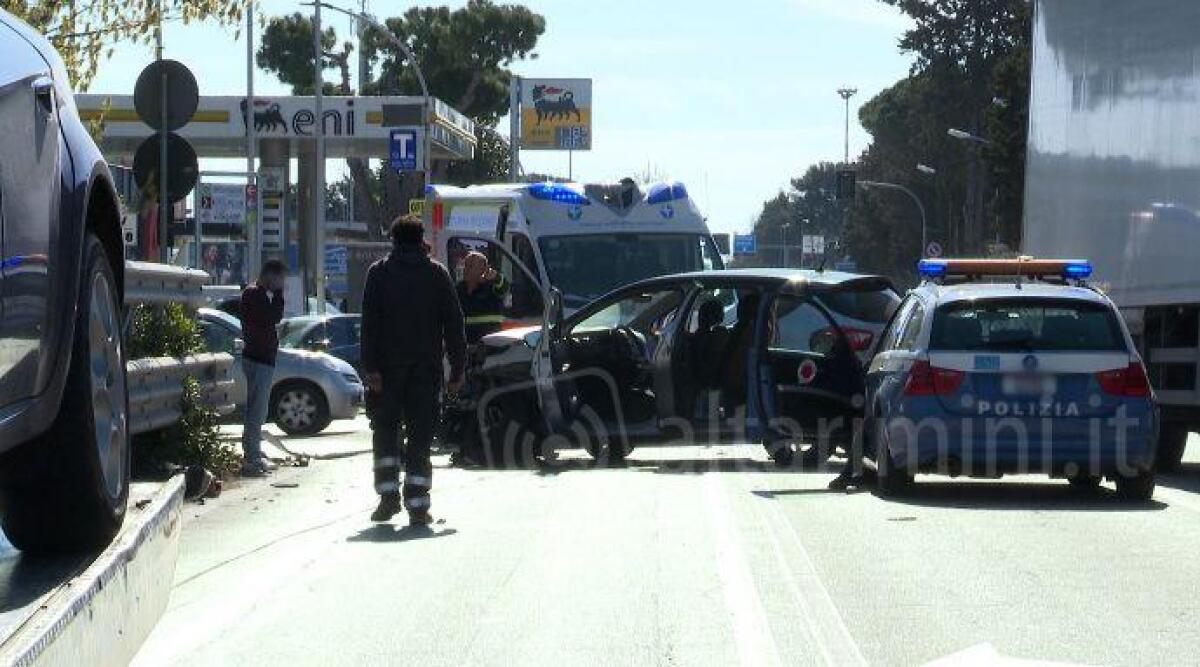 Rimini: scontro tra due auto sulla Statale, traffico in tilt - Il luogo dell'incidente e i mezzi coinvolti