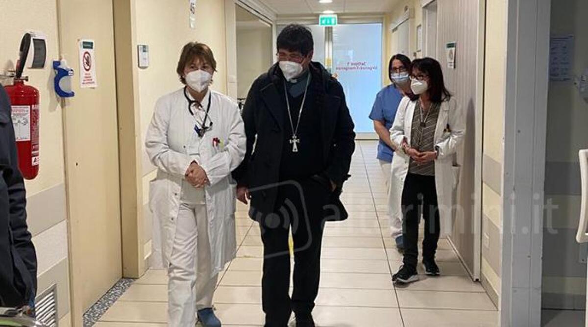 "Mi chiamo Nicolò", il vescovo Anselmi in visita ai pazienti e agli operatori dell'Infermi - Mons. Anselmi in visita all'Ospedale Infermi di Rimini