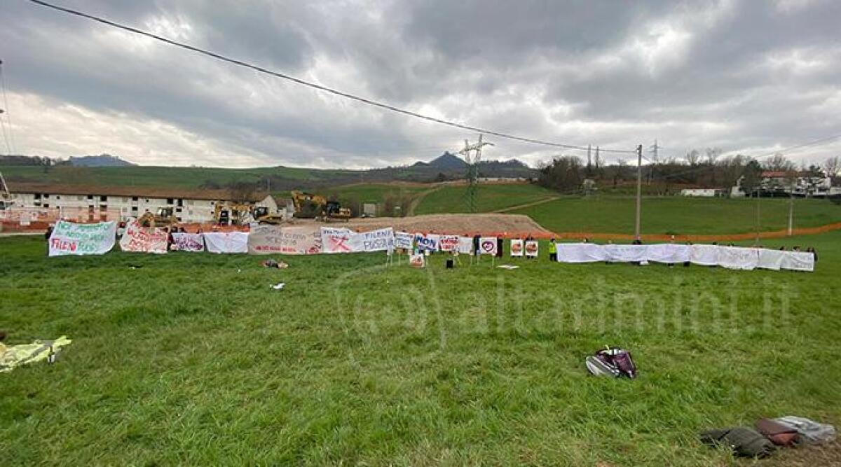 Maxi allevamento polli sotto accusa per presenza di amianto: rischio per la salute di abitanti e operai - La protesta del comitato