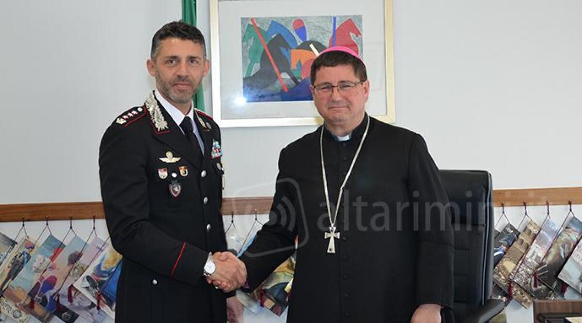 Rimini, la visita del Vescovo Nicol&ograve; al Comando Provinciale dei Carabinieri - Mons. Anselmi con il Colonnello dei Carabinieri La Mura