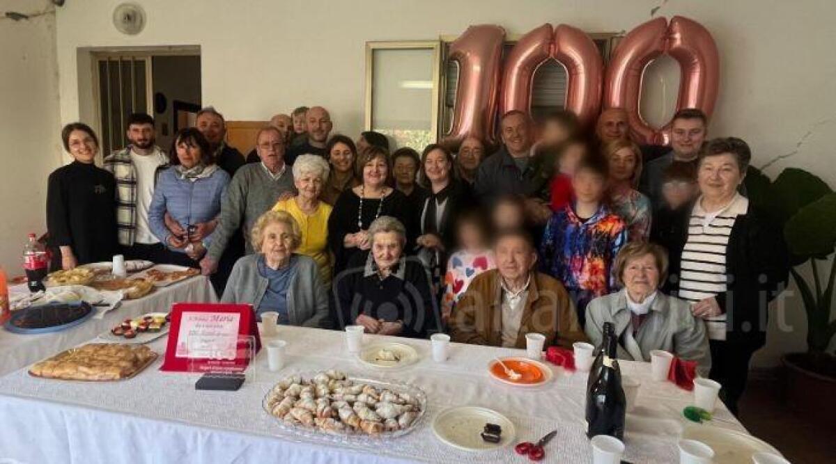 Nonna Maria fa 100, l'abbraccio della famiglia: una vita dedicata al lavoro e alla casa - La festa di compleanno per Maria