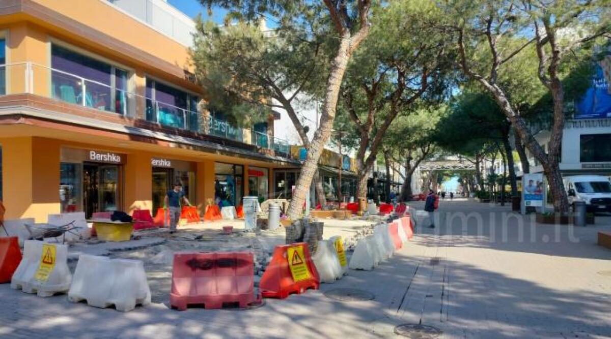Nuova pavimentazione per il 'Salotto' di Riccione, i lavori proseguono spediti - Lavori pavimentazione in viale Ceccarini