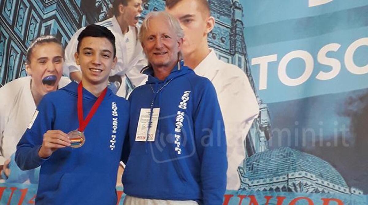 Christian Dan del Centro Karate Rimini-Cervia conquista il terzo posto nazionale nella classe cadetti - Christian Dan con il suo maestro Livio Montuori