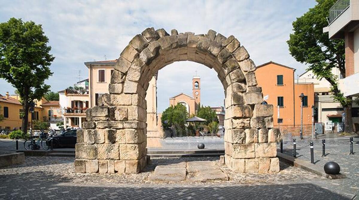Rimini spinge per essere Capitale italiana della cultura 2026: 'Non siamo pi&ugrave; citt&agrave; dell'effimero' - Porta Montanara con lo sfondo del Borgo Sant'Andrea