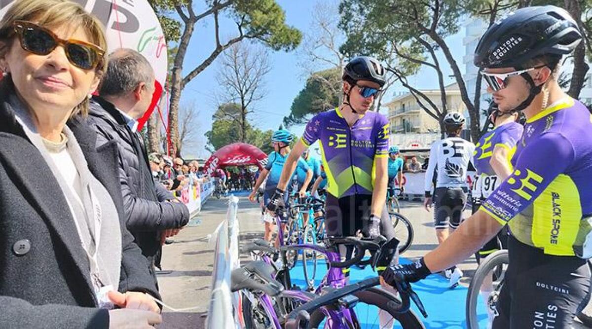 Il grande ciclismo dà spettacolo a Riccione. Bagno di folla per i protagonisti della Coppi e Bartali - Partenza prima tappa Settimana Internazionale Coppi e Bartali