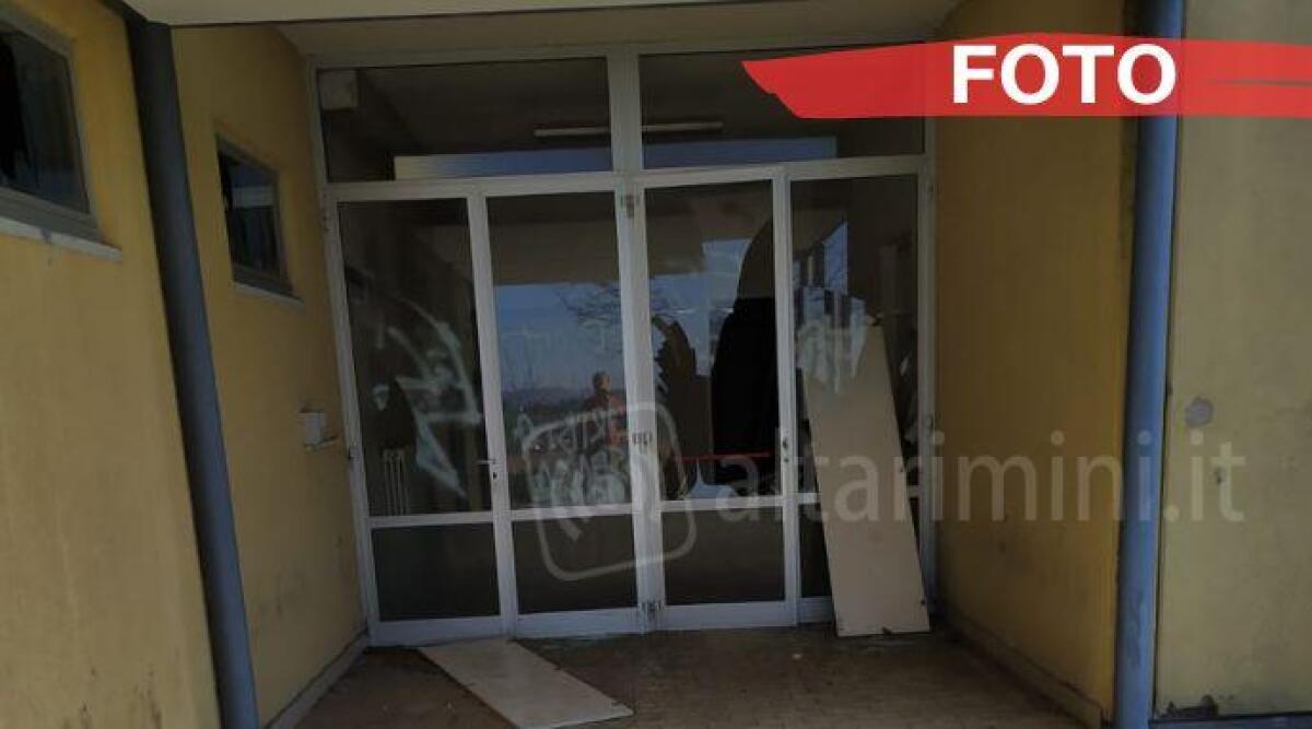 Ex sede Usl preda di degrado e vandalismo. Insieme per Coriano non ci sta - L'ex sede Usl di Coriano