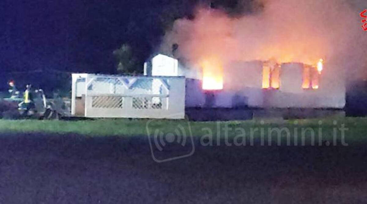Viserba Monte: incendio nel capanno attrezzi fortunatamente senza feriti - Il capanno andato a fuoco