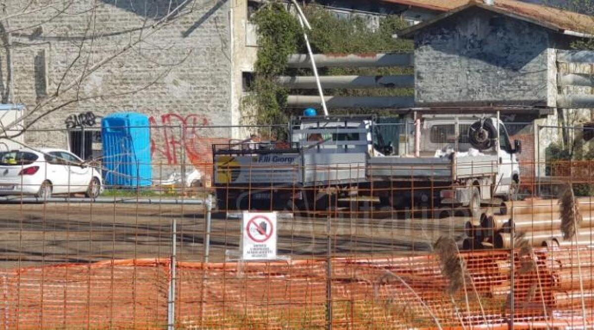 Comitato per la Valmarecchia: 'Fileni sta bonificando: perché se amianto è già stato rimosso?' - Esterno del cantiere alla Cavallara