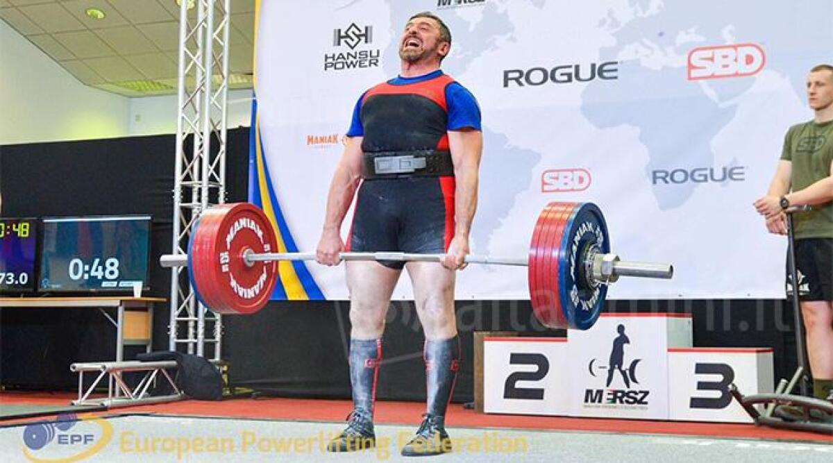 Maurizio Buscarini, a 60 anni il gigante buono di Talamello è campione europeo 'bis' - Maurizio Buscarini durante l'esecuzione dello stacco da terra