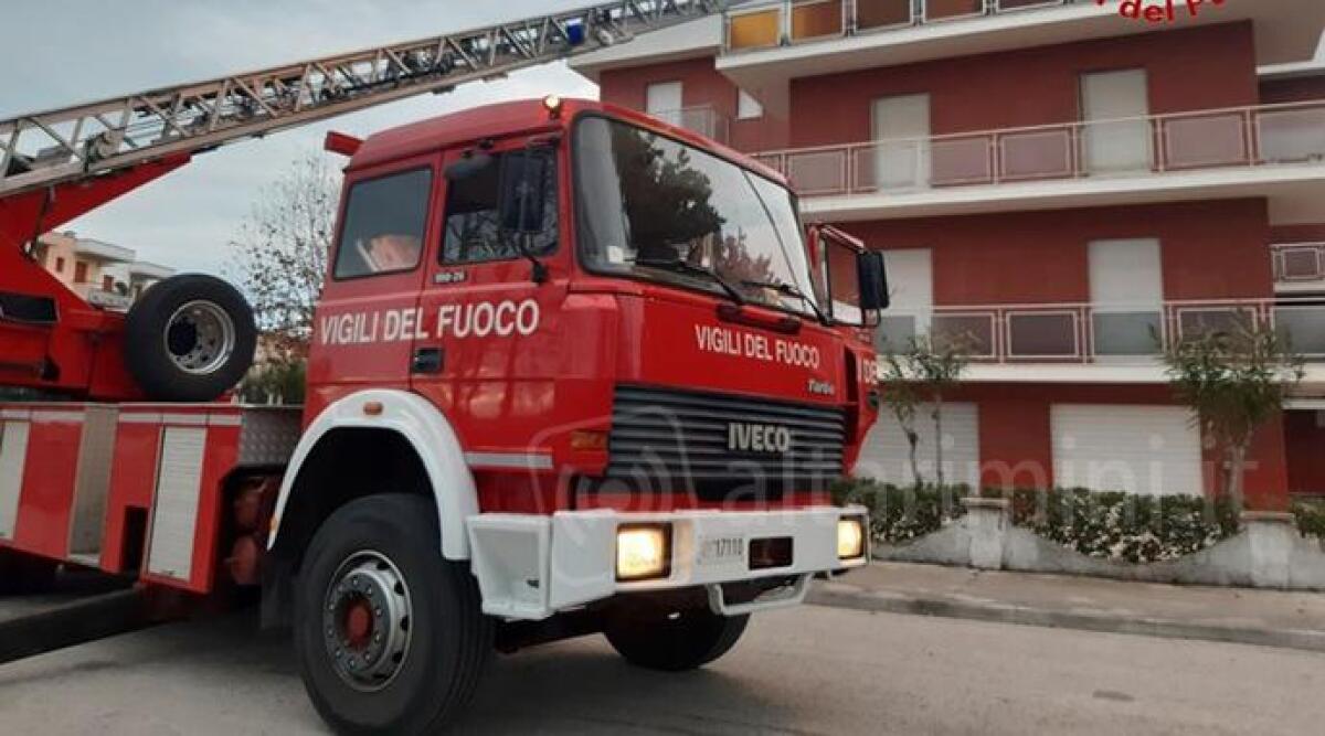 Carenza di personale e un'unica autoscala: i vigili del fuoco di Rimini lanciano l'allarme - Archivio