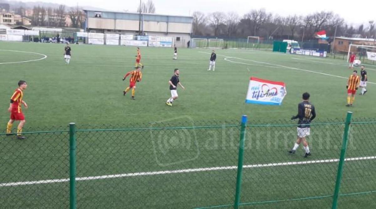 Calcio Promozione, Gabicce Gradara: contro il Barbara a caccia dei tre punti per i playoff - Tommaso Domini (al centro in maglia nera) in azione