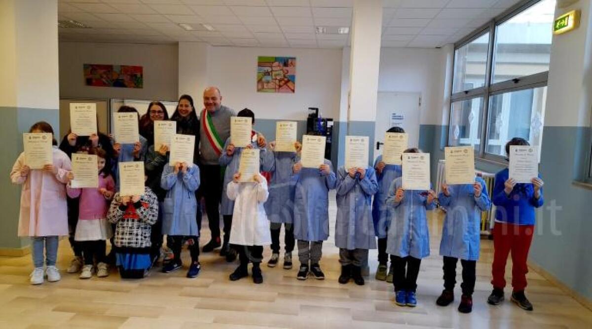 ‘Tutti a scuola a piedi o in bicicletta’: il comune di Misano sostiene la settimana promossa da Fiab - Consegna attestai piedibus Misano