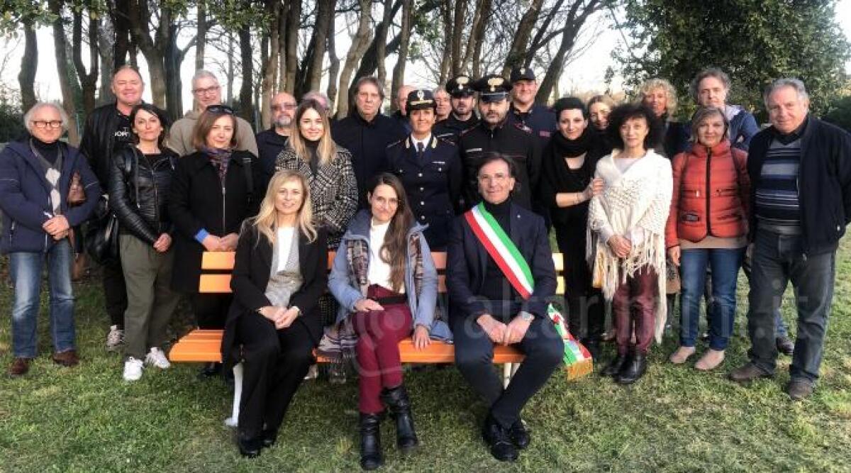 A Ospedaletto di Coriano inaugurata una panchina arancione dedicata alle donne - La panchina arancione a Ospedaletto