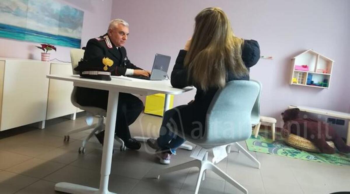 Rischia 9 anni di carcere, ma non si ferma: minaccia di morte la moglie in un ufficio pubblico - Foto di repertorio (Ansa)
