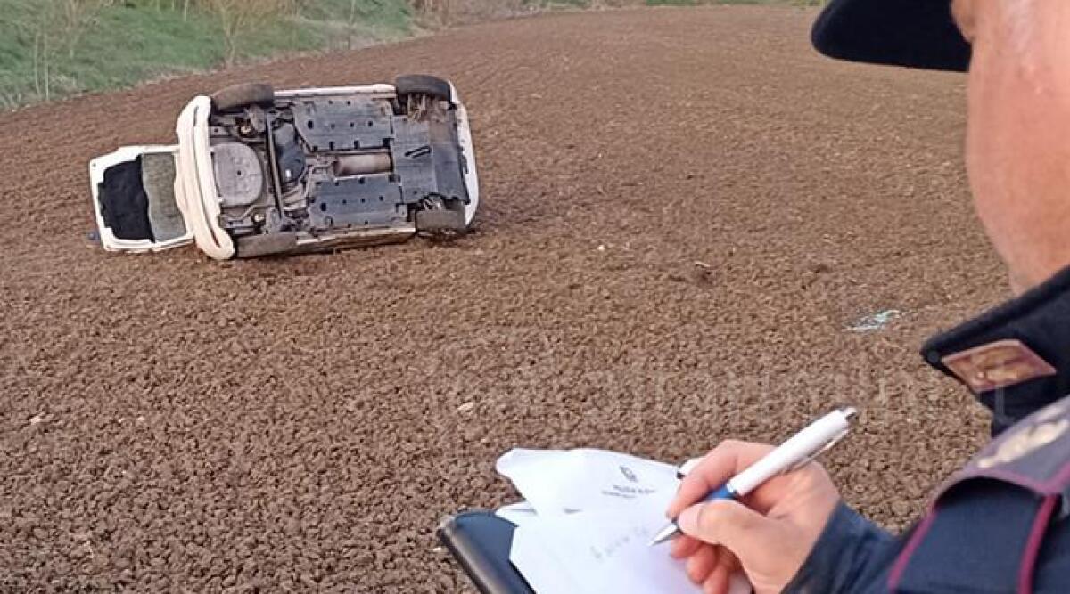 Auto si ribalta sulla statale 16: ragazza alla guida soccorsa dal 118 - La polizia stradale di Rimini ha effettuato i rilievi di legg