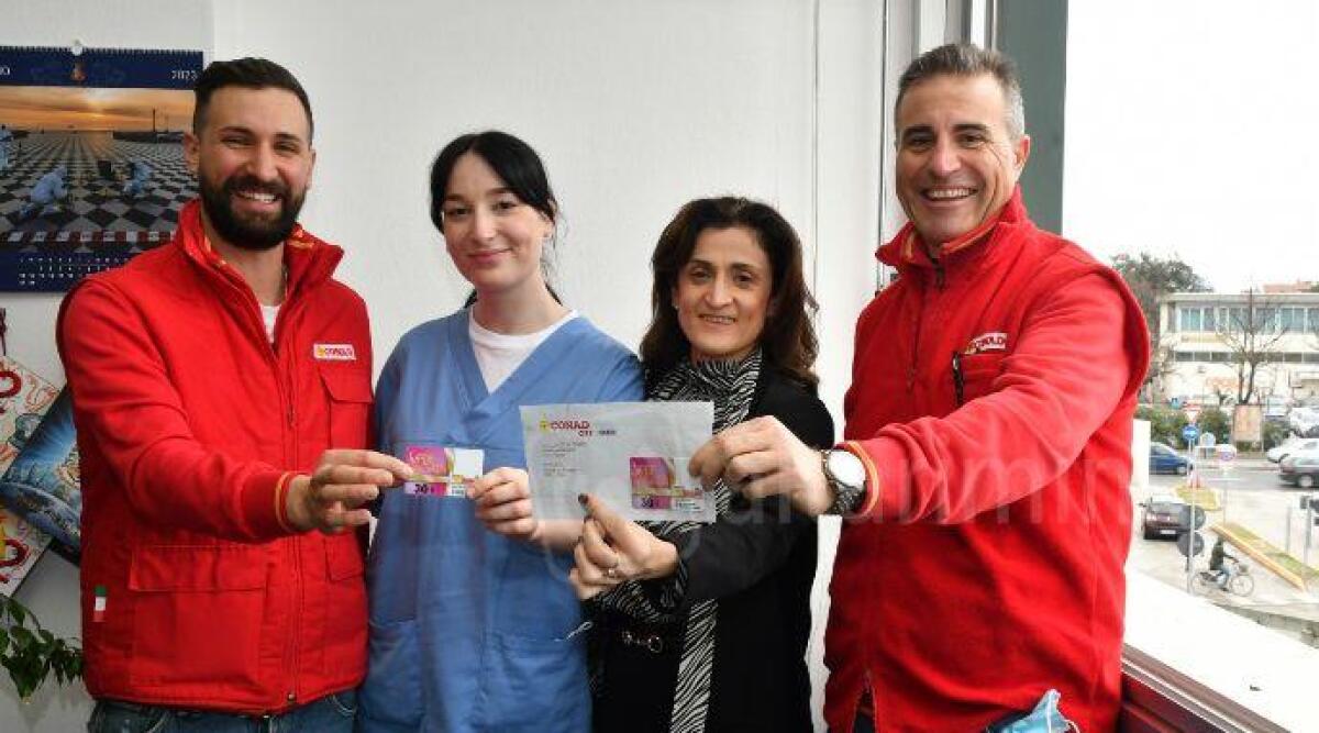 Supermercato dona 80 mila euro in buoni spesa ai dipendenti della sanità pubblica riminese - I rappresentanti del punto vendita