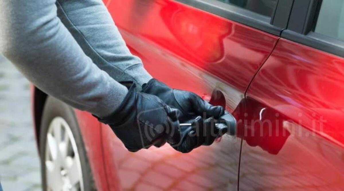 Beccati mentre sfasciavano un'auto per saccheggiarla: serie di furti interrotta dalla Polizia - Foto di repertorio