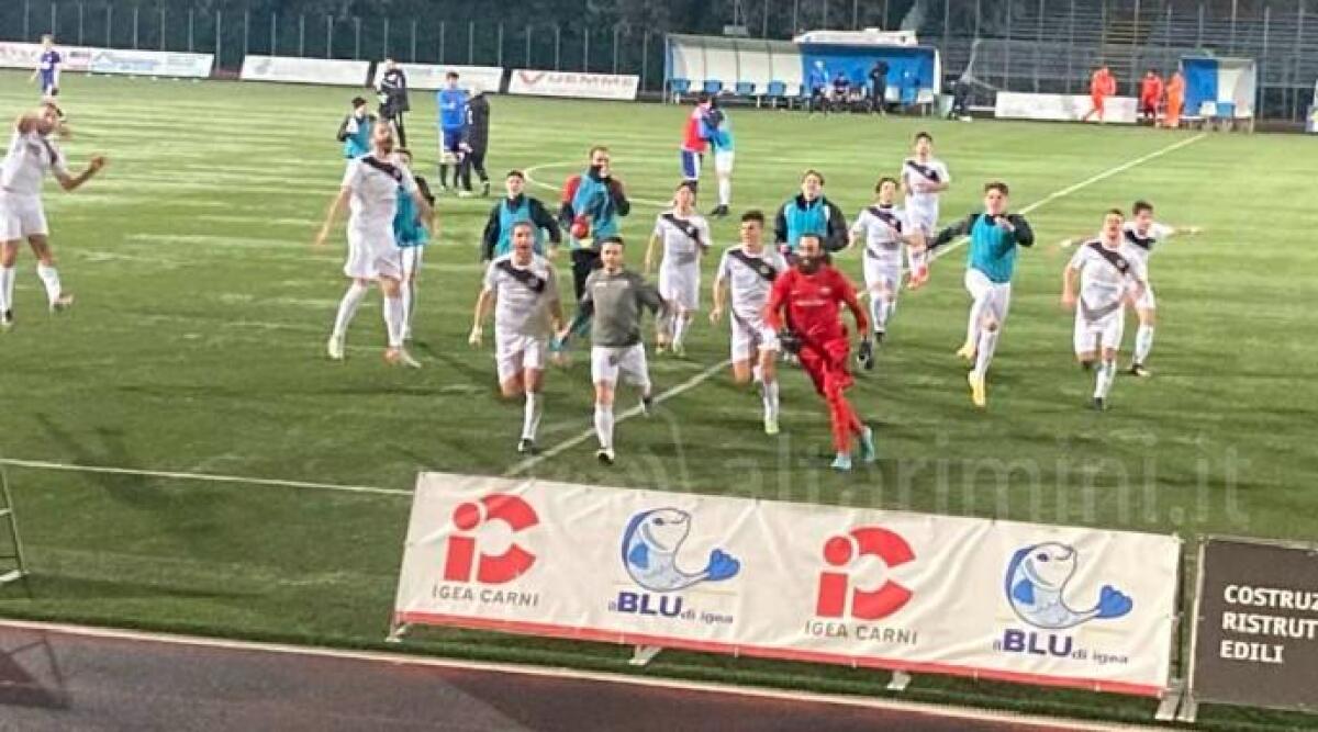 Calcio Promozione, la Sampierana passa a Bellaria 0-2: +4 sul Gambettola - l'esultanza della Samierna