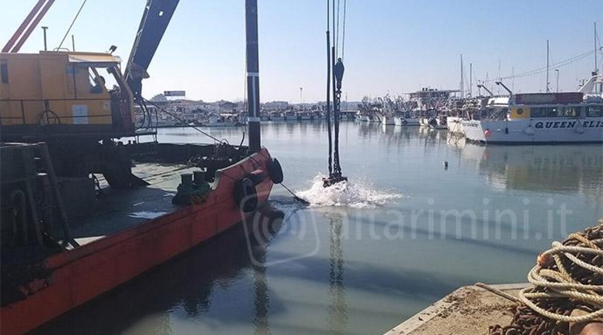 Cattolica, al via l'intervento sui fondali del porto canale - Dragaggio ARCHIVIO