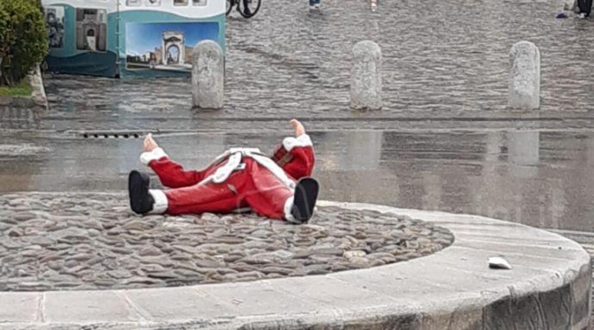 Manichino di Babbo Natale steso nel mezzo di una rotatoria. La segnalazione - Il Babbo Natale in centro a Rimini
