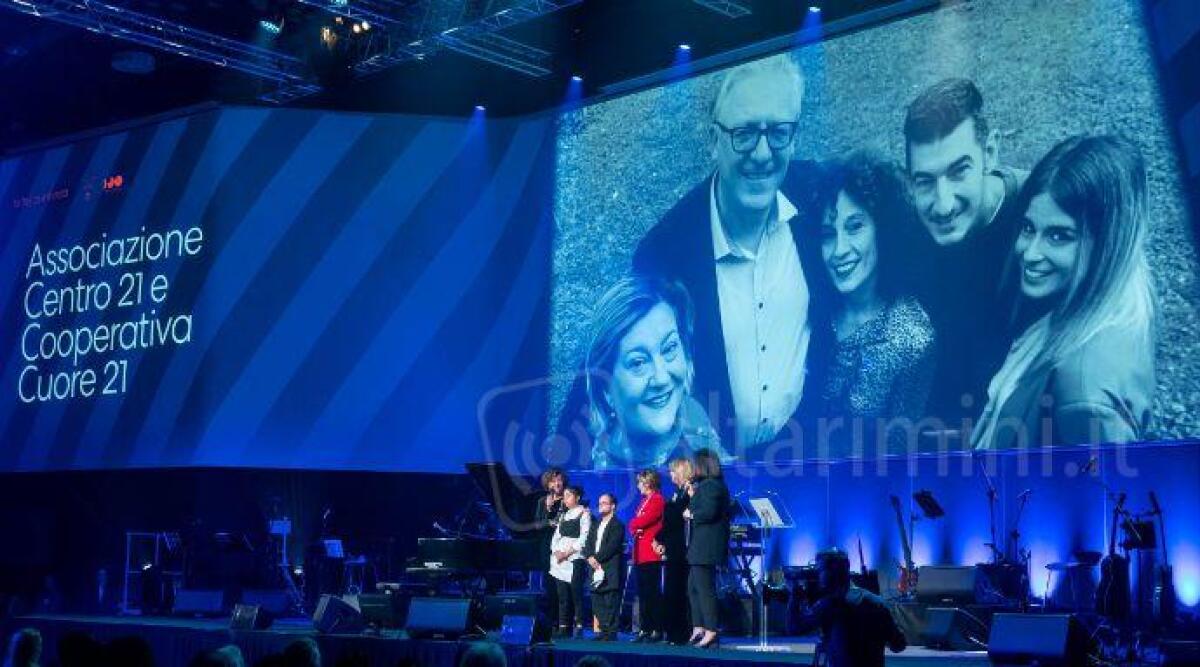 Riccione, una panchina 'europea' per ricordare le vittime di Cuore 21 - Associazione Cuore 21 premiata con il San Martino d'Oro