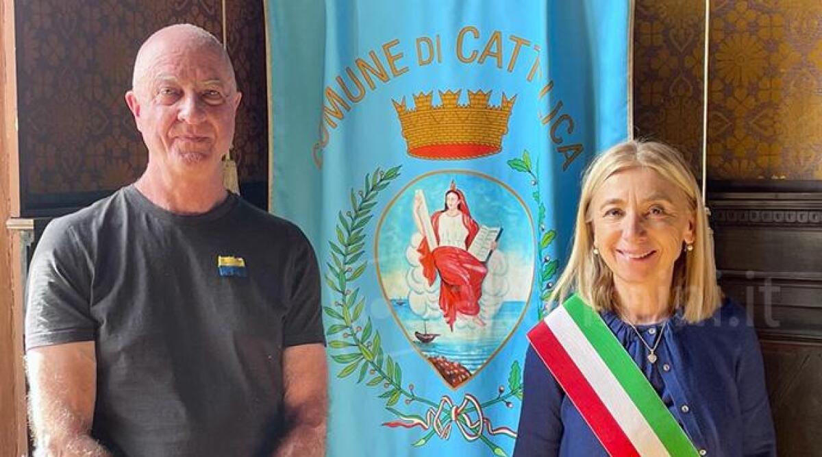 Dal Canada a Cattolica nel ricordo del padre che combatt&eacute; per la liberazione contro i nazifascisti - Claude Dallaire con la Sindaca Franca Foronchi