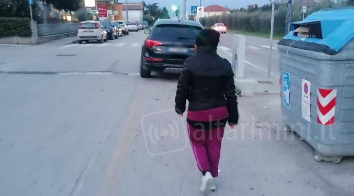Auto in sosta sulla ciclabile, slalom di pedoni e ciclisti sulla Santarcangiolese. La segnalazione - La ciclabile occupata dall'auto