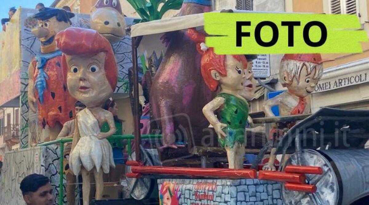 Il Carnevale di Novafeltria: sole, maschere e sfilate di carri - Il carro dei Flintstones