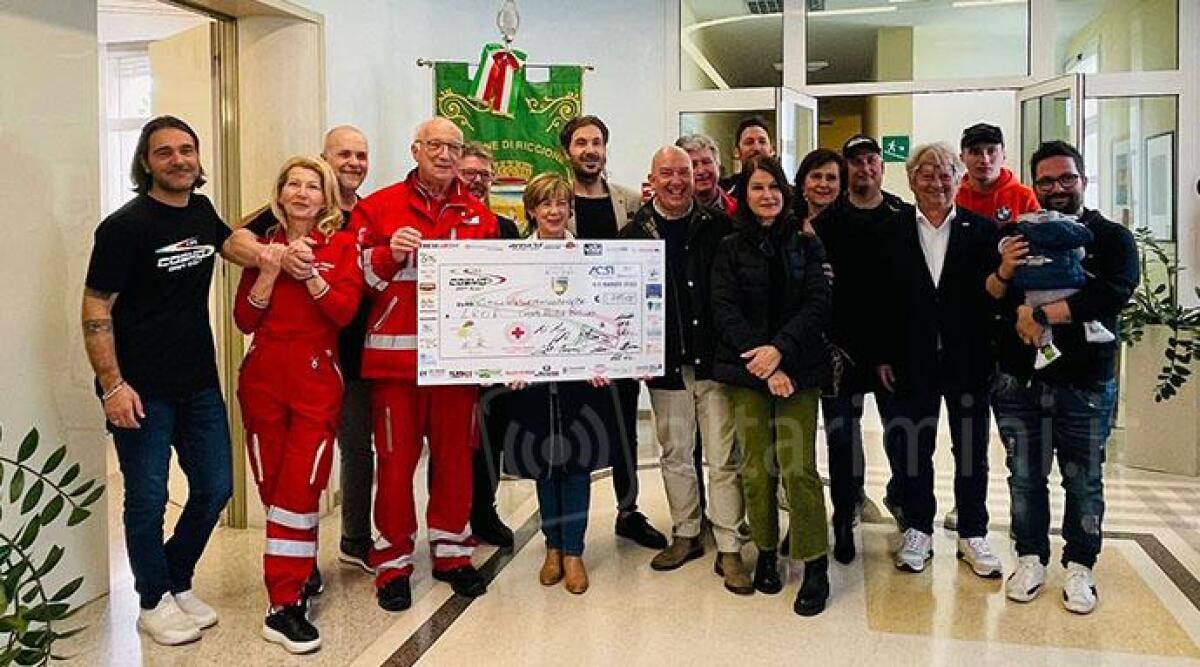 I maghi delle acrobazie su 4 ruote donano 5000 euro a Croce Rossa e Arop - La consegna dell'assegno