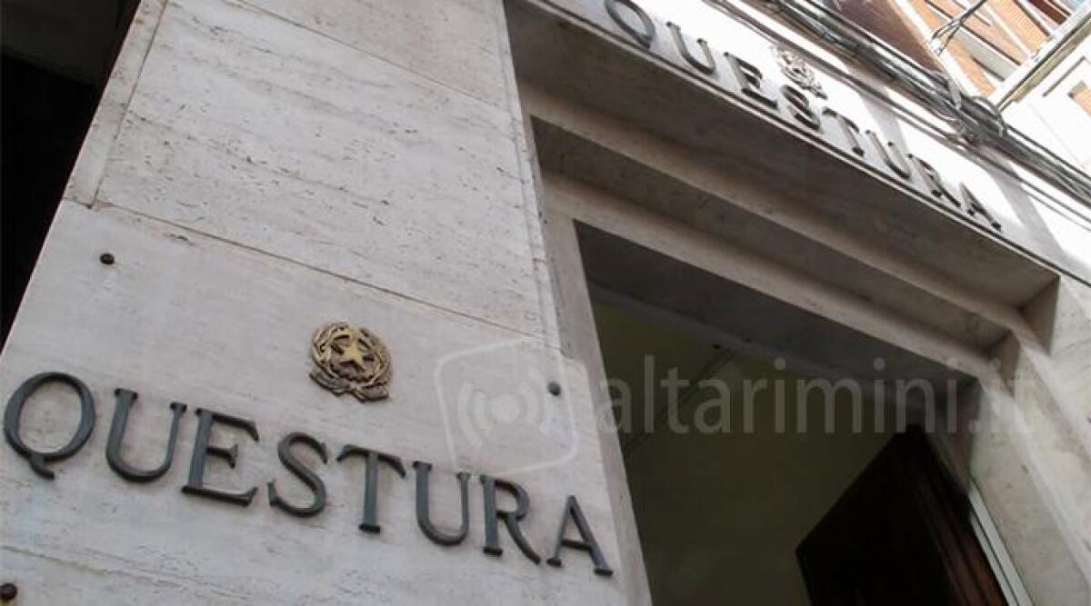 Si presenta per la firma in Questura con addosso cocaina, bilancino e coltello: scattano le manette - Ingresso della Questura di Rimini