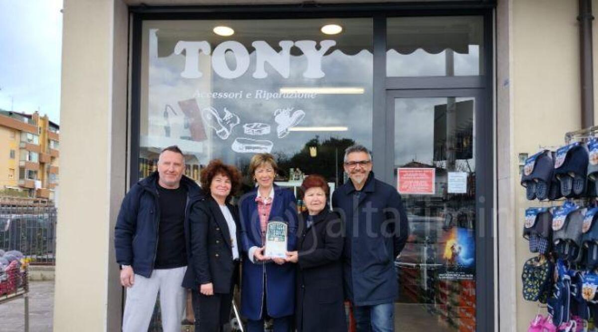 Tony Calzature diventa Bottega Storica a pochi mesi dalla scomparsa del suo fondatore - La consegna del riconoscimento