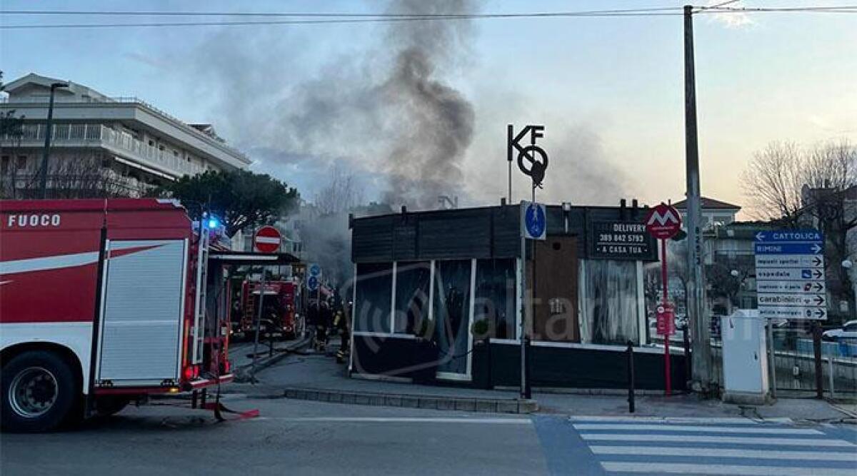 Friggitrice prende fuoco, scoppia l'incendio nel ristorante - 