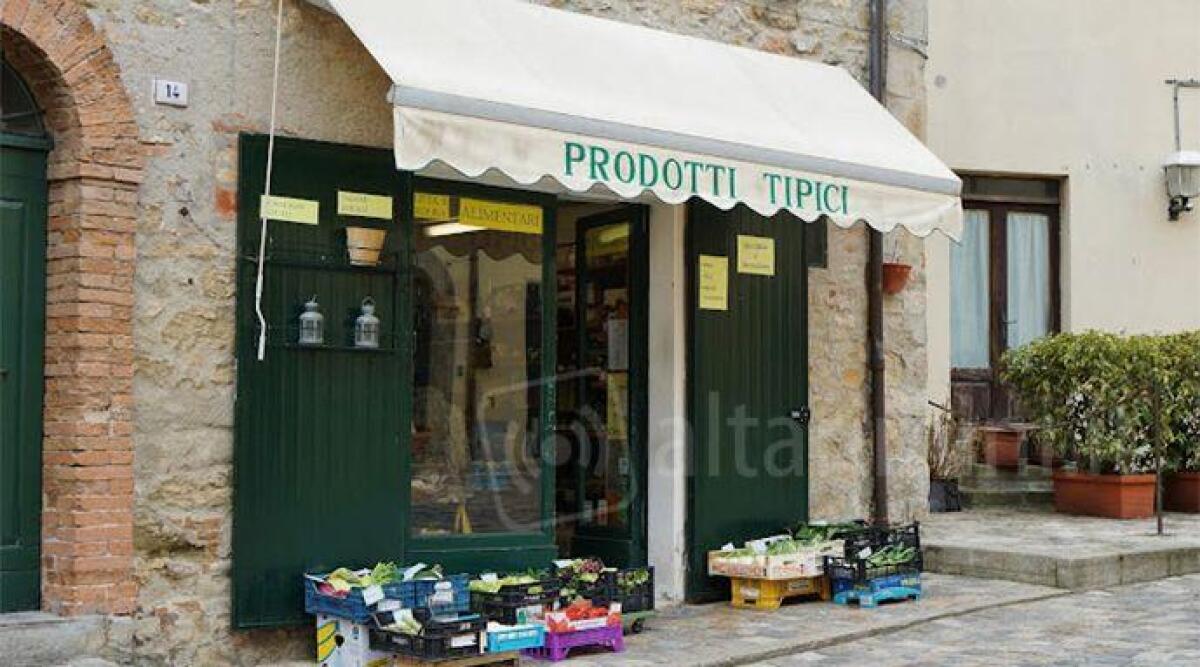 San Leo, nuova vita per lo storico minimarket di paese: sarà gestito dalla cooperativa cittadina - Minimarket San Leo (foto di E.Ripamonti)