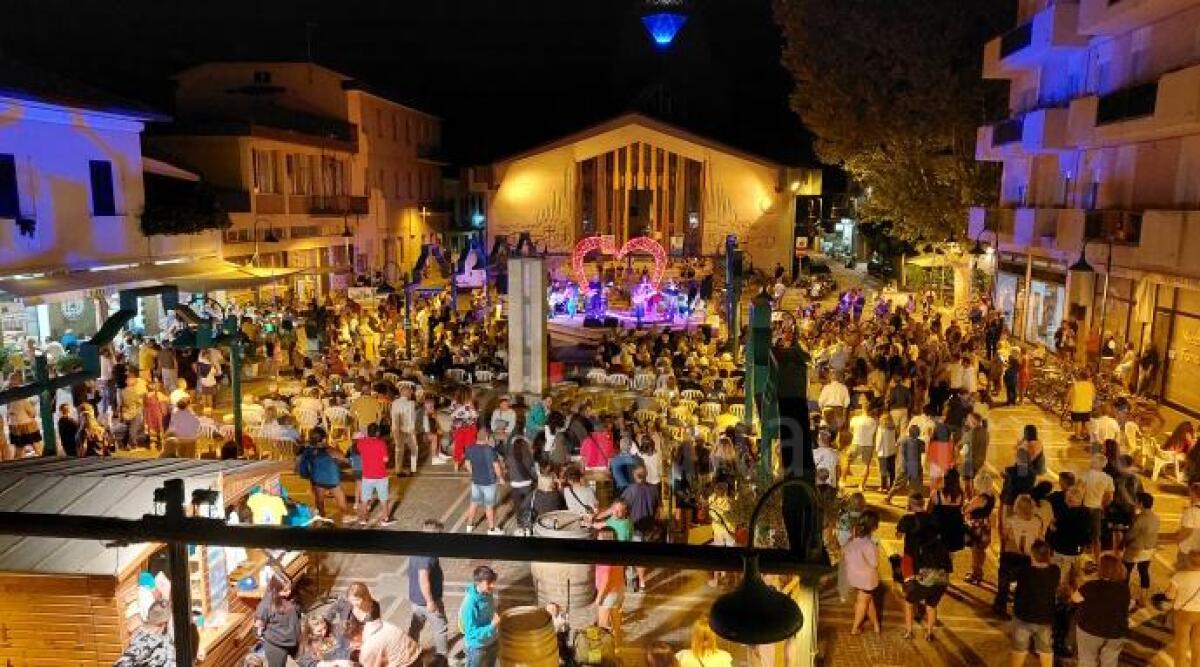 Rimini, un contributo di 120mila euro a sostegno dei &lsquo;Cento giorni in festa&rsquo; dei dieci Comitati turistici - Cento giorni in festa a Rimini