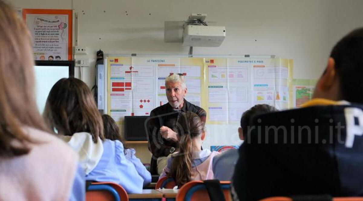Santarcangelo, i commercialisti diventano insegnanti per un giorno - Un momento dell'incontro alla scuola di Camerano